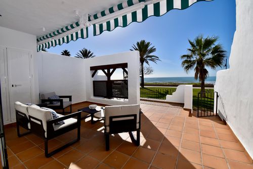 Barrosa Mar E Modern and comfortable apartment in La Barrosa, Costa de la Luz, Spain for 4 persons. The apartment is situated in a residential beach area, close to restaurants and bars, shops and supermarkets, 50 m from La Barrosa beach and 0....