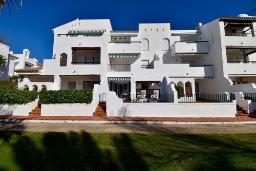 Barrosa Mar E Modern and comfortable apartment in La Barrosa, Costa de la Luz, Spain for 4 persons. The apartment is situated in a residential beach area, close to restaurants and bars, shops and supermarkets, 50 m from La Barrosa beach and 0....