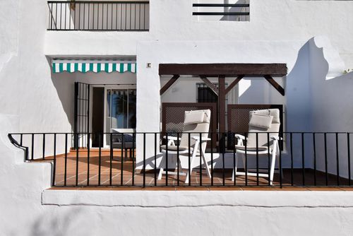 Barrosa Mar E Modern and comfortable apartment in La Barrosa, Costa de la Luz, Spain for 4 persons. The apartment is situated in a residential beach area, close to restaurants and bars, shops and supermarkets, 50 m from La Barrosa beach and 0....