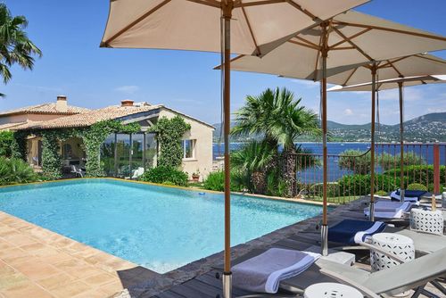 Blue Med Descubre el paraíso en la Villa Med   Playa a 500 metros Opción Piscina climatizada a 30 grados St Tropez Vila mewah dengan kolam renang pemanas di Saint-Raphaël, Var, Prancis untuk 8 orang. Vila ini terletak di daerah pantai yang berbukit, berhutan, dan perkotaan serta berjarak 4 km dari pantai....