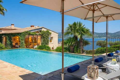Blue Med Descubre el paraíso en la Villa Med   Playa a 500 metros Opción Piscina climatizada a 30 grados St Tropez Luxury villa with heated pool in Saint-Raphaël, Var, France for 8 persons. The villa is situated in a hilly, wooded and urban beach area and is 4 km from the beach....