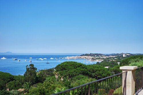 Blue Med Descubre el paraíso en la Villa Med   Playa a 500 metros Opción Piscina climatizada a 30 grados St Tropez Luxuriöse Villa mit beheiztem Pool in Saint-Raphaël, Var, Frankreich für 8 Personen. Die Villa befindet sich in einer hügeligen, bewaldeten und städtischen Strandgegend und ist 4 km vom Strand entfernt....