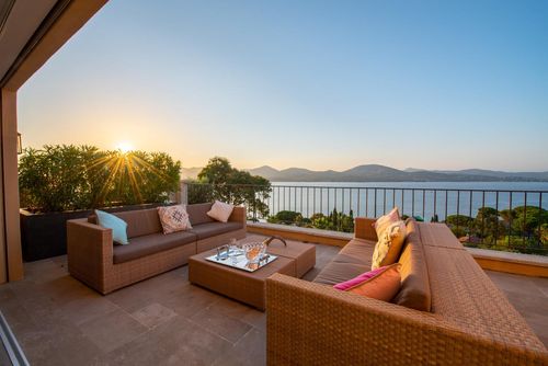 Blue Med Descubre el paraíso en la Villa Med   Playa a 500 metros Opción Piscina climatizada a 30 grados St Tropez Villa de luxo com piscina aquecida em Saint-Raphaël, Var, França, para 8 pessoas. A villa está situada em uma área urbana de praia montanhosa e arborizada, a 4 km da praia....