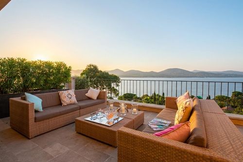 Blue Med Descubre el paraíso en la Villa Med   Playa a 500 metros Opción Piscina climatizada a 30 grados St Tropez Luxury villa with heated pool in Saint-Raphaël, Var, France for 8 persons. The villa is situated in a hilly, wooded and urban beach area and is 4 km from the beach....