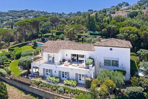 Blue Med Descubre el paraíso en la Villa Med   Playa a 500 metros Opción Piscina climatizada a 30 grados St Tropez Luxury villa with heated pool in Saint-Raphaël, Var, France for 8 persons. The villa is situated in a hilly, wooded and urban beach area and is 4 km from the beach....