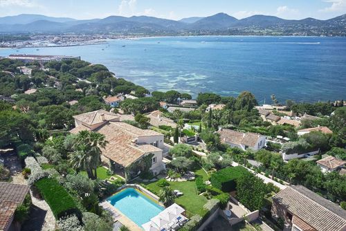 Blue Med Descubre el paraíso en la Villa Med   Playa a 500 metros Opción Piscina climatizada a 30 grados St Tropez Luxe villa met verwarmd zwembad in Saint-Raphaël, Var, Frankrijk voor 8 personen. De villa is gelegen in een heuvelachtig, bosrijk en stedelijk strandgebied en ligt op 4 km van het strand....