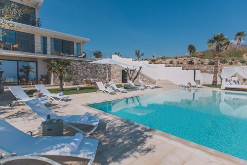 Villa Miranda Luxuriöse Villa mit privatem Pool in Giardini Naxos, Sizilien, Italien für 10 Personen. Die Villa befindet sich 1 km vom Strand entfernt....