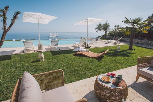 Villa Miranda Luxuriöse Villa mit privatem Pool in Giardini Naxos, Sizilien, Italien für 10 Personen. Die Villa befindet sich 1 km vom Strand entfernt....