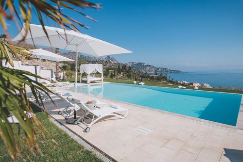 Villa Miranda Villa de luxe avec piscine privée à Giardini Naxos, Sicile, Italie pour 10 personnes. La villa est située à 1 km de la plage....