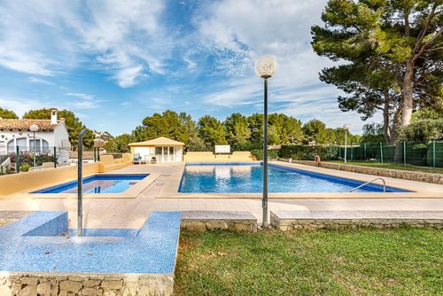 Casa Anna Charmante et accueillante maison de vacances à Teulada, Costa Blanca, Espagne, avec piscine commune pour 4 personnes. La maison est située dans un quartier résidentiel côtier et vallonné, à proximité d'un parcours de golf et à 2 km de la plage de Benissa/Moraira....