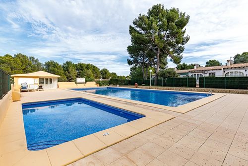 Casa Anna Wunderschönes und freundliches Ferienhaus in Teulada, Costa Blanca, Spanien, mit Gemeinschaftspool für 4 Personen. Das Haus liegt in einer hügeligen, küstennahen Wohngegend, in der Nähe eines Golfplatzes und 2 km vom Strand Benissa/Moraira entfernt....
