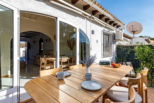 Casa Anna Charmante et accueillante maison de vacances à Teulada, Costa Blanca, Espagne, avec piscine commune pour 4 personnes. La maison est située dans un quartier résidentiel côtier et vallonné, à proximité d'un parcours de golf et à 2 km de la plage de Benissa/Moraira....