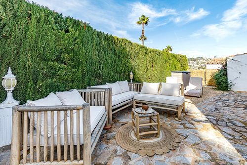 Casa Anna Wunderschönes und freundliches Ferienhaus in Teulada, Costa Blanca, Spanien, mit Gemeinschaftspool für 4 Personen. Das Haus liegt in einer hügeligen, küstennahen Wohngegend, in der Nähe eines Golfplatzes und 2 km vom Strand Benissa/Moraira entfernt....