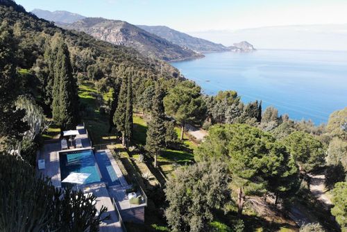Villa Manna Villa à Cefalù, Sicile, Italie avec une piscine privée pour 8 personnes. La maison est située dans une zone côtière vallonnée et se trouve à 4 km de la plage....