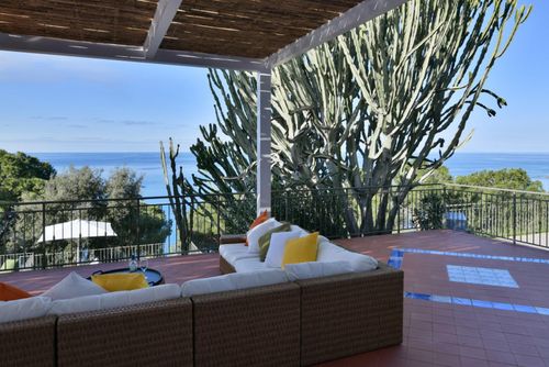 Villa Manna Villa in Cefalù, Sicily, Italy with a private pool for 8 persons. The house is situated in a hilly beach area and is 4 km from the beach....