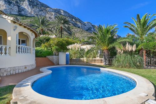 Alborada Prachtige en charmante villa in Denia, Costa Blanca, Spanje met privézwembad voor 6 personen. Het huis bevindt zich in een kust- en woonwijk en ligt op 3 km van Las Marinas, het strand van Denia....