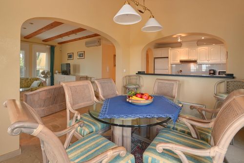 Alborada Villa yang indah dan nyaman di Denia, Costa Blanca, Spanyol dengan kolam renang pribadi untuk 6 orang. Rumah ini terletak di area pesisir dan perumahan, hanya 3 km dari Pantai Las Marinas, Denia....