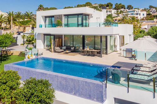 Casa Amorosa by Solidays Moderne en luxe villa met privé zwembad in Moraira, Costa Blanca, Spanje voor 6 personen. De villa is gelegen in een residentiële strandomgeving en ligt op 1 km van het L'Ampolla strand....