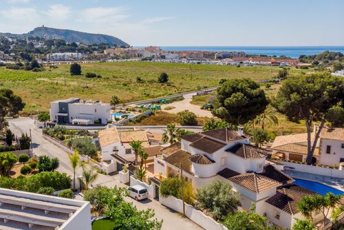 Casa Amorosa by Solidays Moderne en luxe villa met privé zwembad in Moraira, Costa Blanca, Spanje voor 6 personen. De villa is gelegen in een residentiële strandomgeving en ligt op 1 km van het L'Ampolla strand....