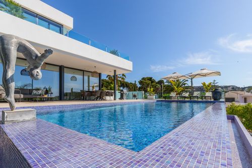 Casa Amorosa by Solidays Moderna y lujosa villa con piscina privada en Moraira, Costa Blanca, España, para 6 personas. La villa se encuentra en una zona residencial de playa y está a 1 km de la playa de L'Ampolla....