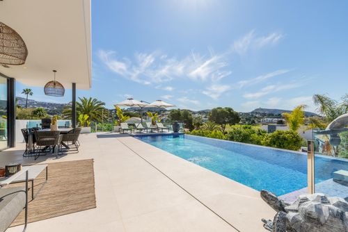 Casa Amorosa by Solidays Moderna y lujosa villa con piscina privada en Moraira, Costa Blanca, España, para 6 personas. La villa se encuentra en una zona residencial de playa y está a 1 km de la playa de L'Ampolla....