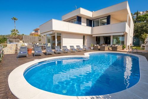 Med Impresionantes Vistas al Mar a 1 Km de las Playas de Sitges y 5 minutos del Puerto de Aiguadolç Villa avec piscine privée à Sitges, Costa Dorada, Espagne, pour 18 personnes. La maison est située dans un quartier urbain proche de la plage et se trouve à 1 km de la plage....