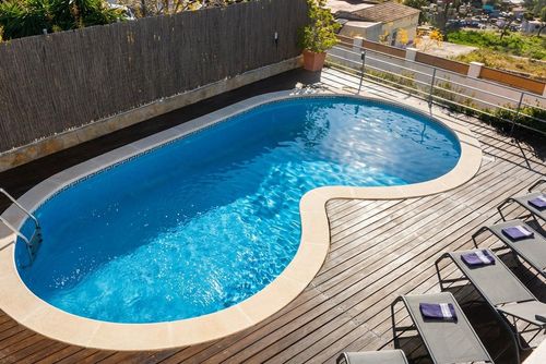 Med Impresionantes Vistas al Mar a 1 Km de las Playas de Sitges y 5 minutos del Puerto de Aiguadolç Villa en Sitges, Costa Dorada, España, con piscina privada para 8 personas. La casa está situada en una zona de playa urbana y se encuentra a 1 km de la playa....
