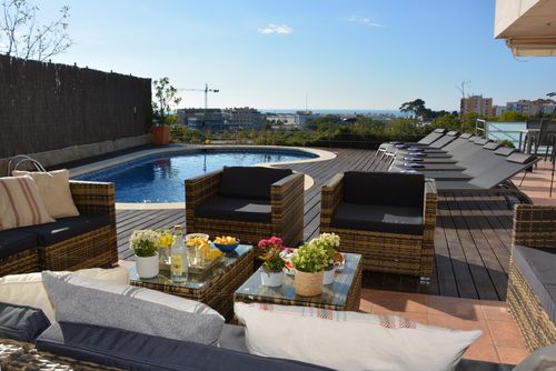 Med Impresionantes Vistas al Mar a 1 Km de las Playas de Sitges y 5 minutos del Puerto de Aiguadolç Villa med privat pool i Sitges, Costa Dorada, Spanien for 18 personer. Huset ligger i et urban strandområde og er 1 km fra stranden....