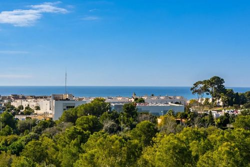 Med Impresionantes Vistas al Mar a 1 Km de las Playas de Sitges y 5 minutos del Puerto de Aiguadolç Villa en Sitges, Costa Dorada, España, con piscina privada para 8 personas. La casa está situada en una zona de playa urbana y se encuentra a 1 km de la playa....