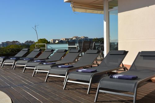 Med Impresionantes Vistas al Mar a 1 Km de las Playas de Sitges y 5 minutos del Puerto de Aiguadolç Villa à Sitges, Costa Dorada, Espagne, avec piscine privée pour 8 personnes. La maison est située dans une zone urbaine de plage et se trouve à 1 km de la plage....
