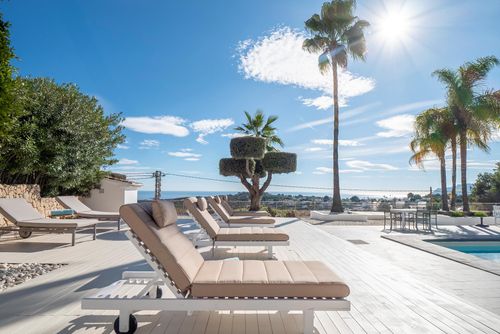 El Panorama Villa moderne et luxueuse à Moraira, Costa Blanca, Espagne, avec piscine chauffée pour 8 personnes. La villa est située dans une zone résidentielle vallonnée, à 4 km de la plage de L'Ampolla....