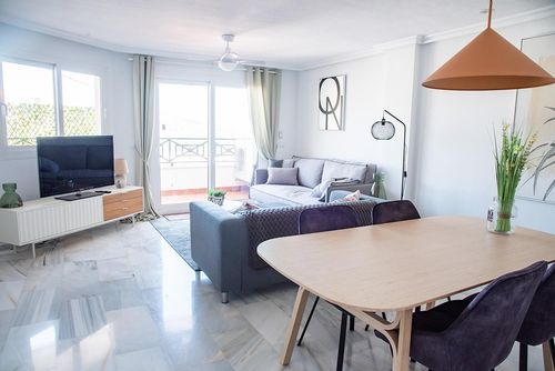 Calpe Bay 3BDR Bel appartement confortable avec piscine commune à Calpe, Costa Blanca, Espagne, pouvant accueillir 6 personnes. L'appartement est situé dans un quartier urbain, proche de restaurants et bars, de boutiques et supermarchés, à 1 km de la plage....
