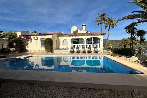 Casa Creativa Villa con piscina privada en Benitachell, Costa Blanca, España para 6 personas. La casa está situada en una zona residencial....