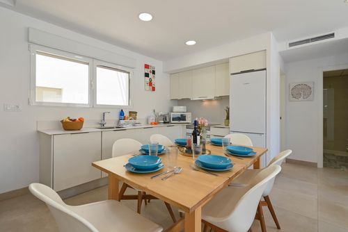 Marina A7 Prachtig en comfortabel appartement in Denia, Costa Blanca, Spanje met een gemeenschappelijk zwembad voor 6 personen. Het appartement bevindt zich in een residentiële strandomgeving, dicht bij supermarkten, op 25 m van het strand Playa de L'Estanyo, 4 km van El Vergel en 25 m van de Middellandse Zee....
