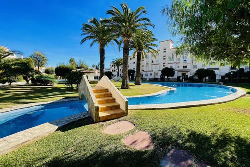 Appartement La Isla Imaré Hermoso y alegre apartamento en Javea, Costa Blanca, España, con piscina comunitaria para 4 personas. El apartamento está ubicado en una zona de playa urbana, cerca de restaurantes y bares, tiendas, supermercados y una cancha de tenis, y se encuentra a 500 m de la playa....