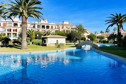 Appartement La Isla Imaré Prachtig en vrolijk appartement in Javea, Costa Blanca, Spanje met gemeenschappelijk zwembad voor 4 personen. Het appartement is gelegen in een stedelijk strandgebied, dicht bij restaurants en bars, winkels, supermarkten en een tennisbaan, en is 500 m van het strand....