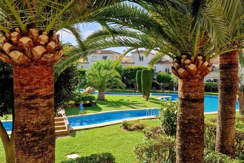 Appartement La Isla Imaré Prachtig en vrolijk appartement in Javea, Costa Blanca, Spanje met gemeenschappelijk zwembad voor 4 personen. Het appartement is gelegen in een stedelijk strandgebied, dicht bij restaurants en bars, winkels, supermarkten en een tennisbaan, en is 500 m van het strand....