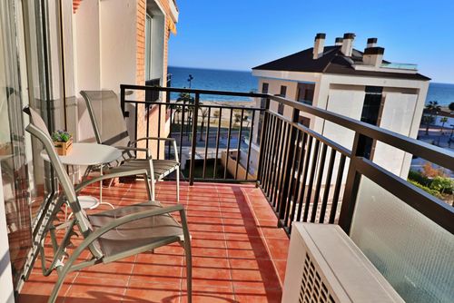 Beachfront Apartment Ronda 4J Apartamento con piscina comunitaria en Fuengirola, Andalucía, España, para 4 personas. El apartamento se encuentra en un complejo de playa, cerca de restaurantes y bares, tiendas, supermercados y una cancha de tenis, y a 25 metros de la playa....