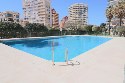 Beachfront Apartment Ronda 4J Apartamento en Fuengirola, Andalucía, España, con piscina comunitaria para 4 personas. El apartamento está situado en un complejo turístico, cerca de restaurantes y bares, tiendas, supermercados y una pista de tenis, a 25 metros de la playa....