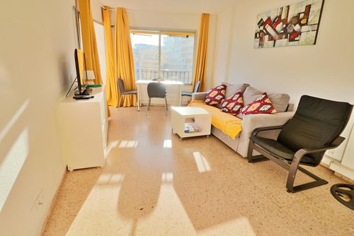 Beachfront Apartment Ronda 4J Apartamento con piscina comunitaria en Fuengirola, Andalucía, España, para 4 personas. El apartamento se encuentra en un complejo de playa, cerca de restaurantes y bares, tiendas, supermercados y una cancha de tenis, y a 25 metros de la playa....