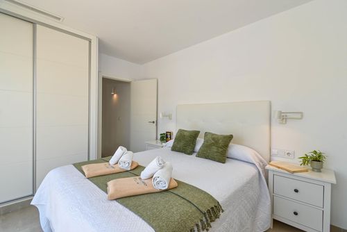 Marina B5 Prachtig en comfortabel appartement in Denia, Costa Blanca, Spanje met een gemeenschappelijk zwembad voor 6 personen. Het appartement is gelegen in een residentiële strandwijk, dicht bij supermarkten, op 25 m van het strand Playa de L'Estanyo, op 4 km van El Vergel en op 0,025 km van de Middellandse Zee....