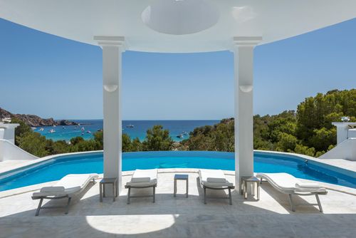 Villa Rica Beach - Hollywood Glamour and Seaside Luxury in Ibiza - 4 minutes walk to Cala Jondal Beach. Wunderbare und luxuriöse Villa auf Ibiza, Balearen, Spanien, mit privatem Pool für 10 Personen. Die Villa befindet sich in einem hügeligen Strandgebiet und ist 100 m vom Strand entfernt....