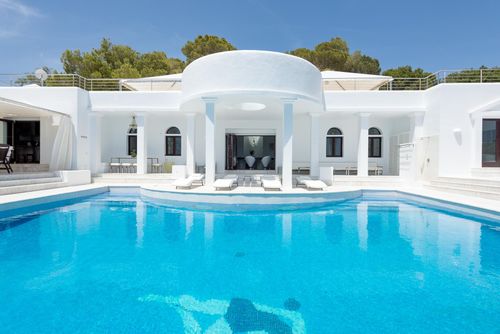 Villa Rica Beach - Hollywood Glamour and Seaside Luxury in Ibiza - 4 minutes walk to Cala Jondal Beach. Maravillosa y lujosa villa en Ibiza, Islas Baleares, España, con piscina privada para 10 personas. La villa está situada en un área costera con colinas y se encuentra a 100 m de la playa....