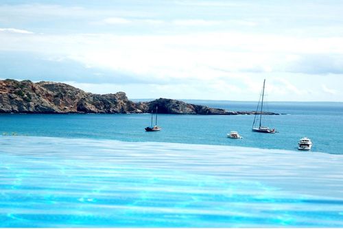 Villa Rica Beach - Hollywood Glamour and Seaside Luxury in Ibiza - 4 minutes walk to Cala Jondal Beach. Wunderbare und luxuriöse Villa auf Ibiza, Balearen, Spanien, mit privatem Pool für 10 Personen. Die Villa befindet sich in einem hügeligen Strandgebiet und ist 100 m vom Strand entfernt....