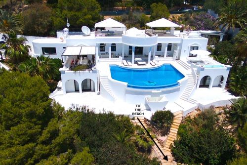 Villa Rica Beach - Hollywood Glamour and Seaside Luxury in Ibiza - 4 minutes walk to Cala Jondal Beach. Wunderbare und luxuriöse Villa auf Ibiza, Balearen, Spanien, mit privatem Pool für 10 Personen. Die Villa befindet sich in einem hügeligen Strandgebiet und ist 100 m vom Strand entfernt....