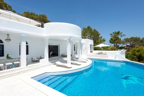 Villa Rica Beach - Hollywood Glamour and Seaside Luxury in Ibiza - 4 minutes walk to Cala Jondal Beach. Vidunderlig og luksuriøs villa på Ibiza, Balearene, Spania med privat svømmebasseng for 10 personer. Villaen ligger i et kupert område nær stranden og er 100 m fra stranden....