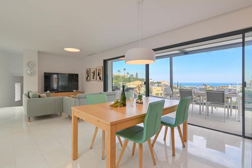 Anna y Emma Winter Moderne und luxuriöse Villa in Denia, Costa Blanca, Spanien mit privatem Pool für 6 Personen. Das Haus liegt 5 km von Jávea entfernt....