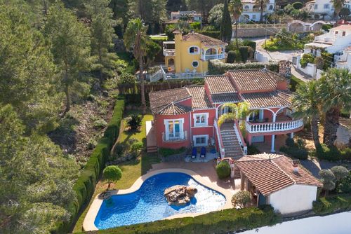Serena Vista Winter Magnifique et charmante villa avec piscine privée à Denia, Costa Blanca, Espagne pour 8 personnes. La maison est située dans un quartier résidentiel et montagneux près de la plage, à 3 km de la plage Marineta Casiana, Denia....