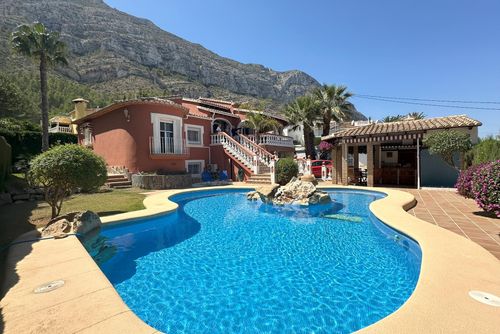 Serena Vista Winter Geweldige en mooie villa met privézwembad in Denia, Costa Blanca, Spanje voor 8 personen. Het huis ligt in een residentiële en bergachtige strandomgeving en op 3 km van het strand Marineta Casiana, Denia....
