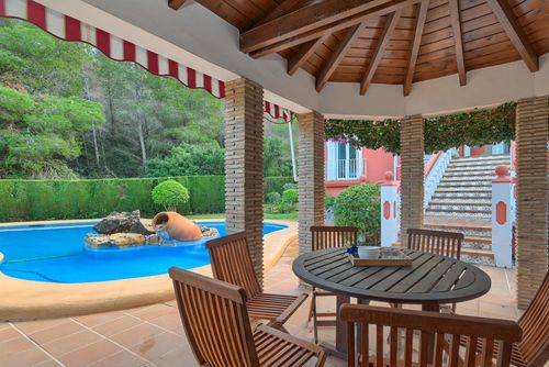 Serena Vista Winter Superbe et charmante villa à Denia, Costa Blanca, Espagne, avec piscine privée pour 8 personnes. La maison est située dans une zone résidentielle et montagneuse près de la plage, à 3 km de Marineta Casiana, la plage de Denia....